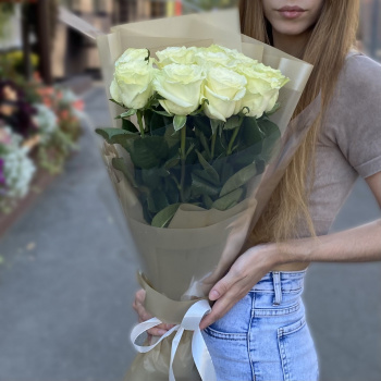 11 белых роз 50 см